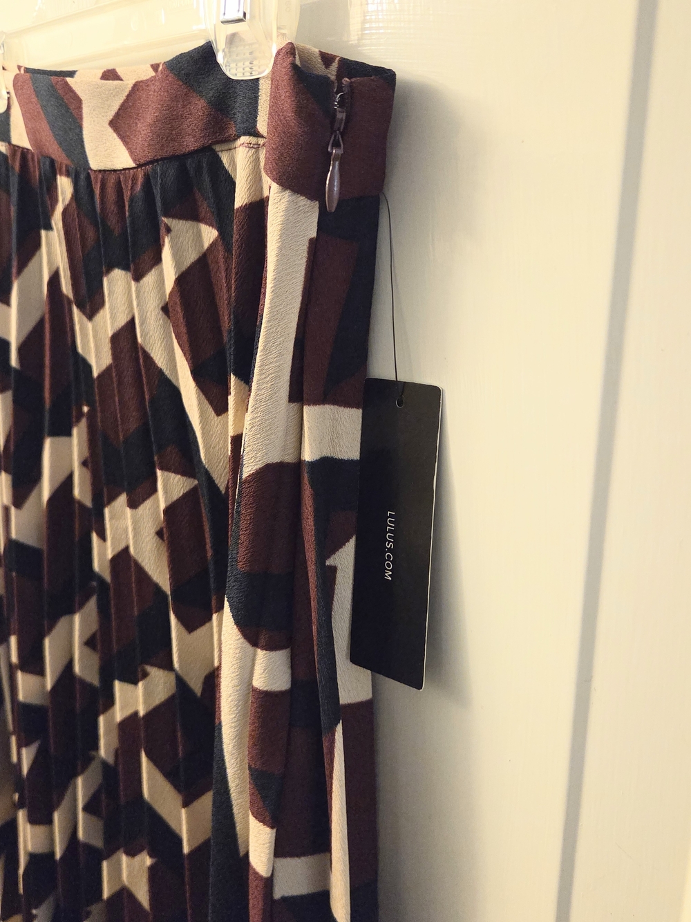 Lulu's Geometric Pleated Midi Skirt in Brown, Black & Cream